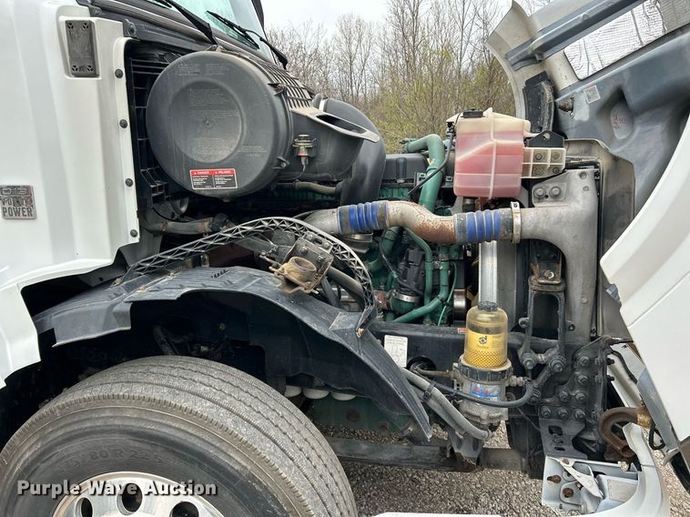 image for item EK2862 2015 Volvo VNL semi truck