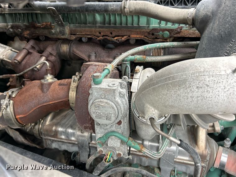 image for item EK2862 2015 Volvo VNL semi truck