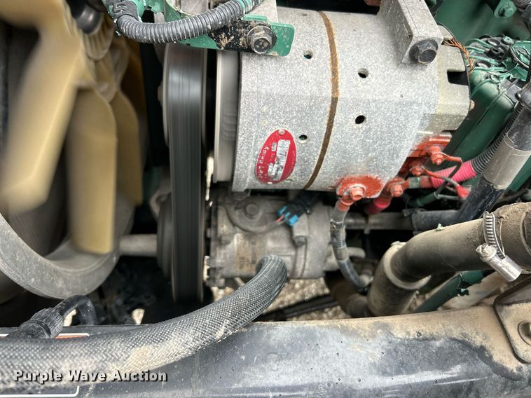 image for item EK2862 2015 Volvo VNL semi truck