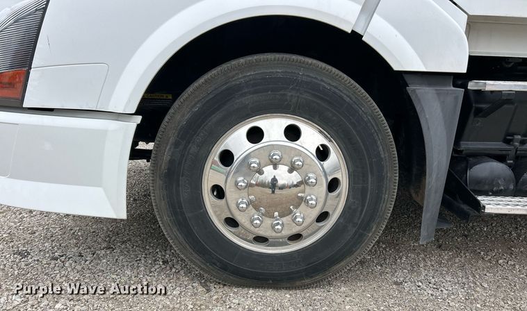 image for item EK2862 2015 Volvo VNL semi truck