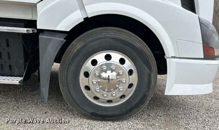 image for item EK2862 2015 Volvo VNL semi truck