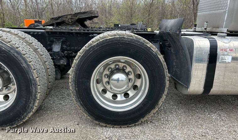 image for item EK2862 2015 Volvo VNL semi truck