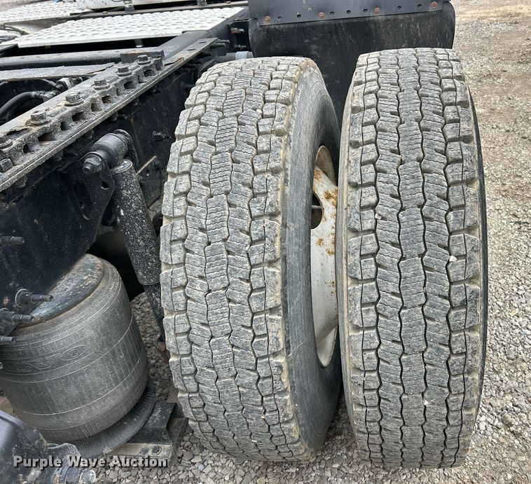 image for item EK2862 2015 Volvo VNL semi truck