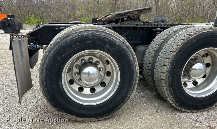 image for item EK2862 2015 Volvo VNL semi truck