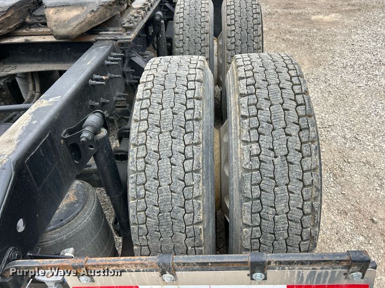 image for item EK2862 2015 Volvo VNL semi truck