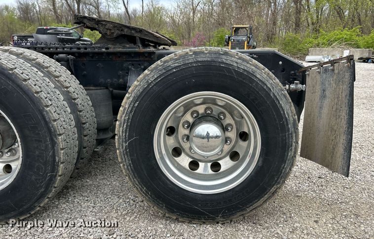 image for item EK2862 2015 Volvo VNL semi truck