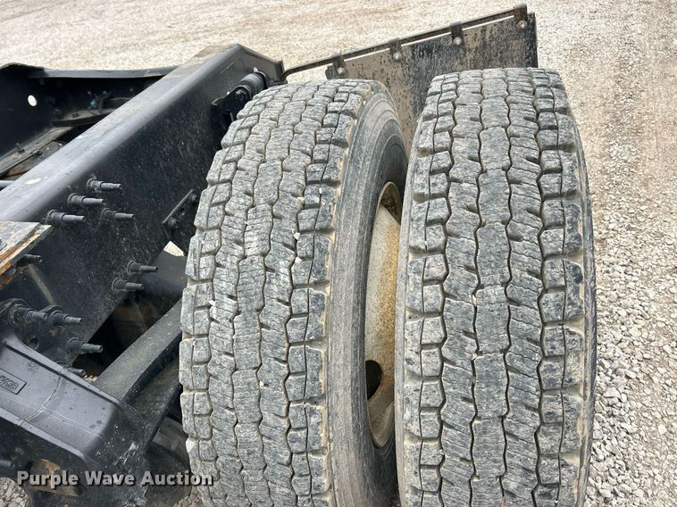 image for item EK2862 2015 Volvo VNL semi truck