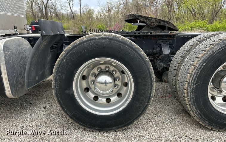 image for item EK2862 2015 Volvo VNL semi truck