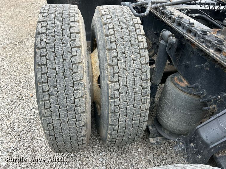 image for item EK2862 2015 Volvo VNL semi truck