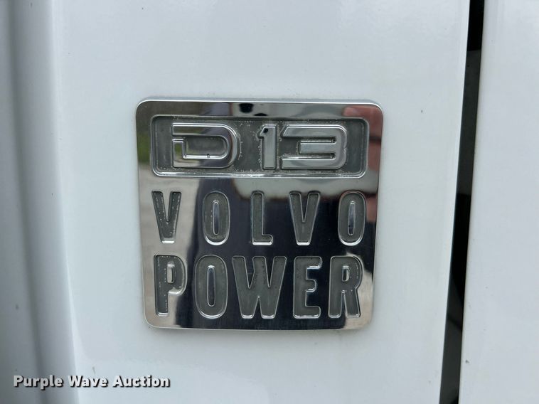 image for item EK2862 2015 Volvo VNL semi truck