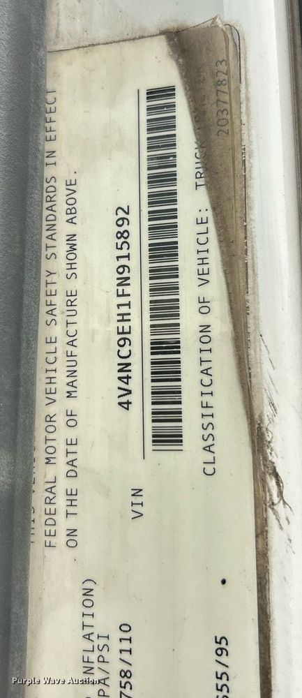 image for item EK2862 2015 Volvo VNL semi truck