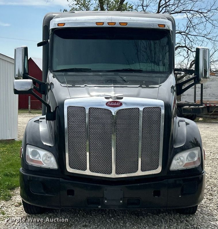 image for item EK2898 2019 Peterbilt 579 semi truck