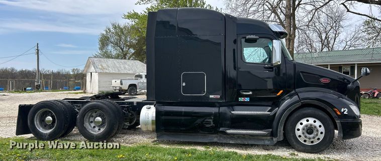 image for item EK2898 2019 Peterbilt 579 semi truck
