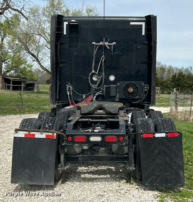 image for item EK2898 2019 Peterbilt 579 semi truck