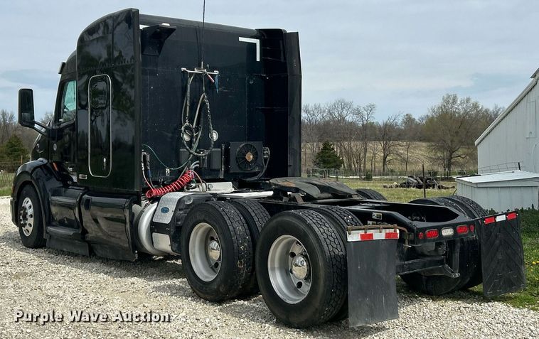 image for item EK2898 2019 Peterbilt 579 semi truck