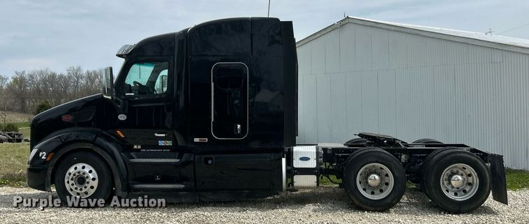 image for item EK2898 2019 Peterbilt 579 semi truck