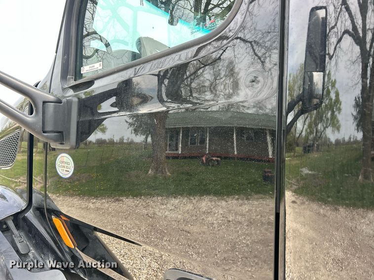 image for item EK2898 2019 Peterbilt 579 semi truck