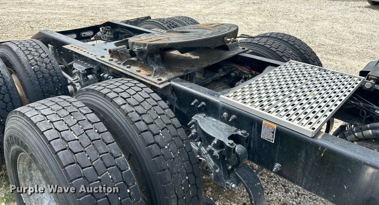 image for item EK2898 2019 Peterbilt 579 semi truck