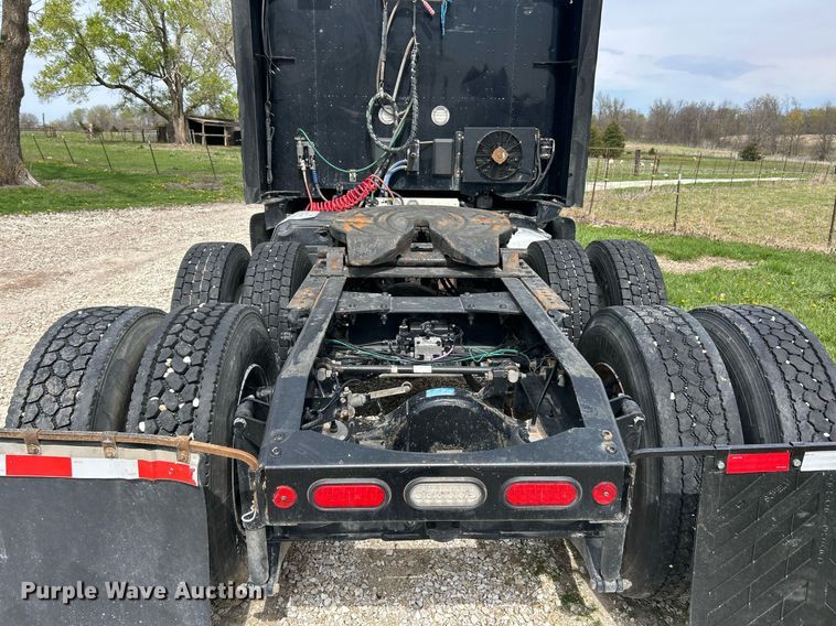 image for item EK2898 2019 Peterbilt 579 semi truck