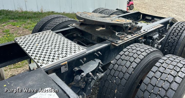 image for item EK2898 2019 Peterbilt 579 semi truck