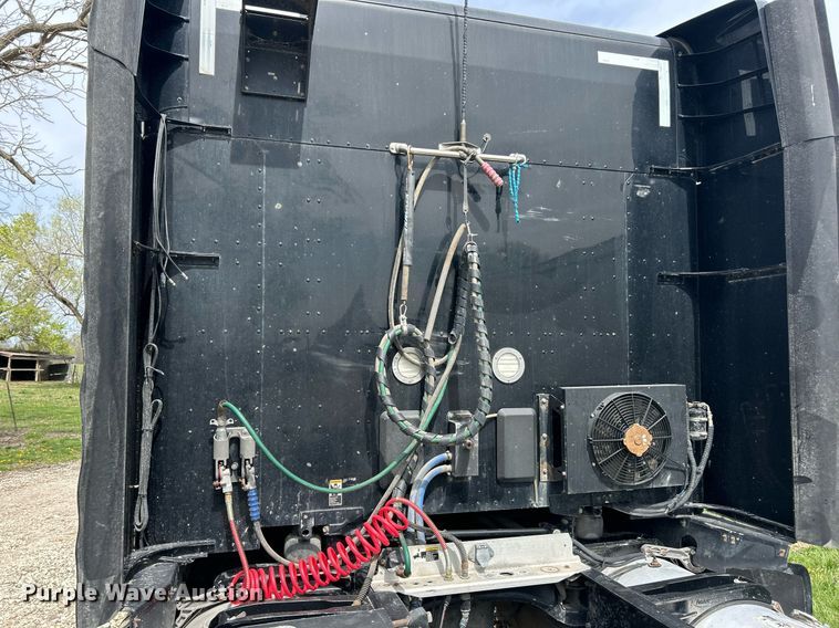 image for item EK2898 2019 Peterbilt 579 semi truck