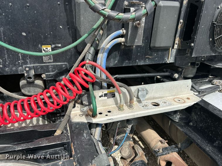 image for item EK2898 2019 Peterbilt 579 semi truck