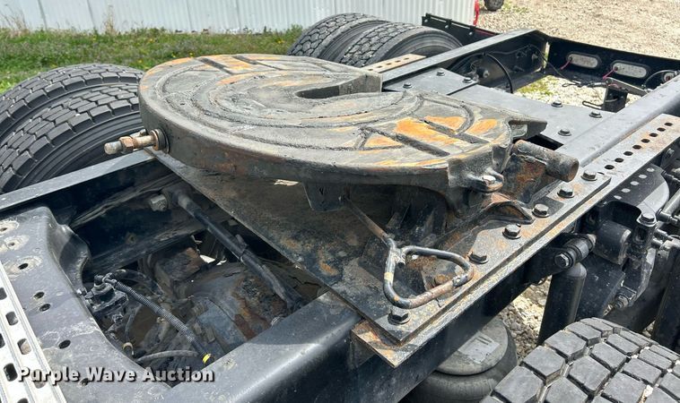 image for item EK2898 2019 Peterbilt 579 semi truck