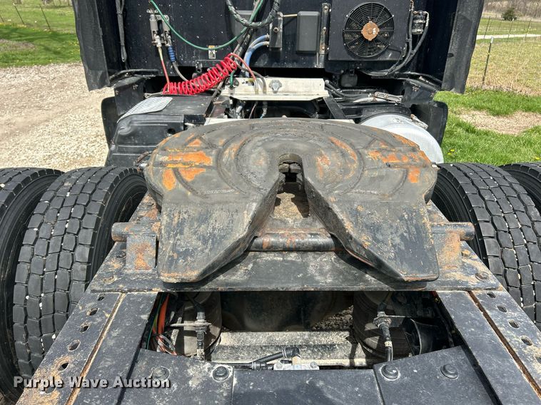 image for item EK2898 2019 Peterbilt 579 semi truck