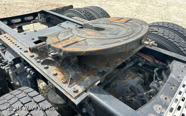 image for item EK2898 2019 Peterbilt 579 semi truck