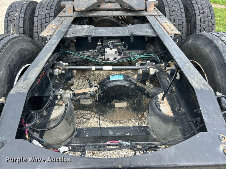 image for item EK2898 2019 Peterbilt 579 semi truck