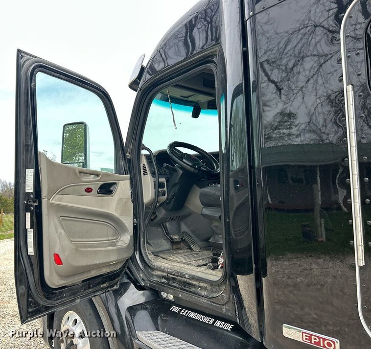 image for item EK2898 2019 Peterbilt 579 semi truck
