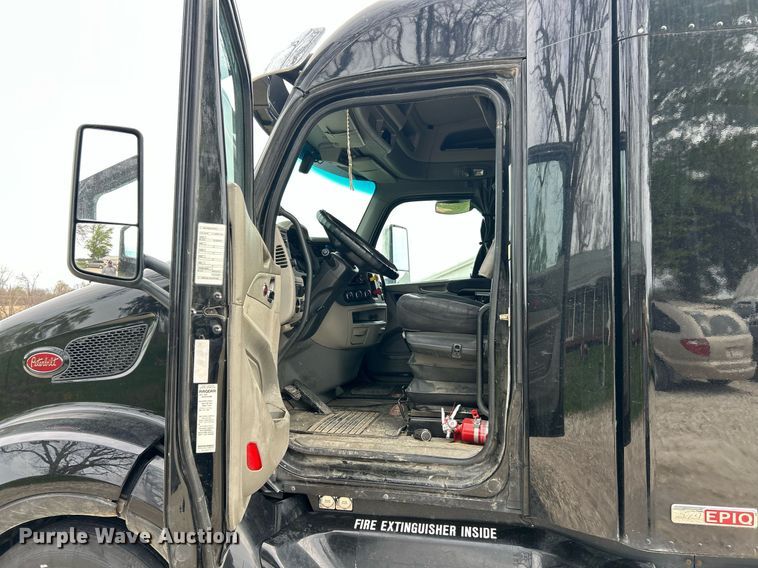 image for item EK2898 2019 Peterbilt 579 semi truck