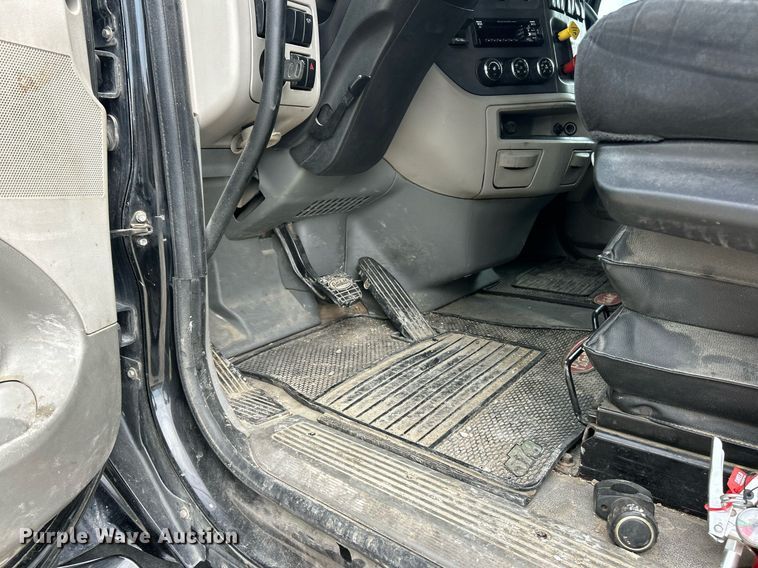 image for item EK2898 2019 Peterbilt 579 semi truck