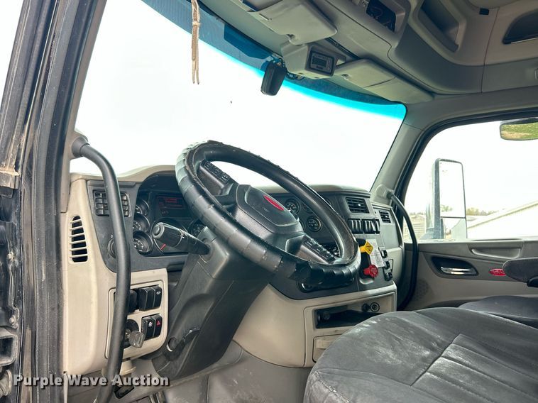 image for item EK2898 2019 Peterbilt 579 semi truck