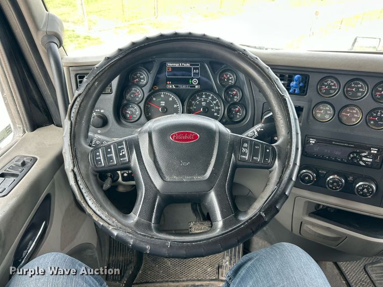 image for item EK2898 2019 Peterbilt 579 semi truck