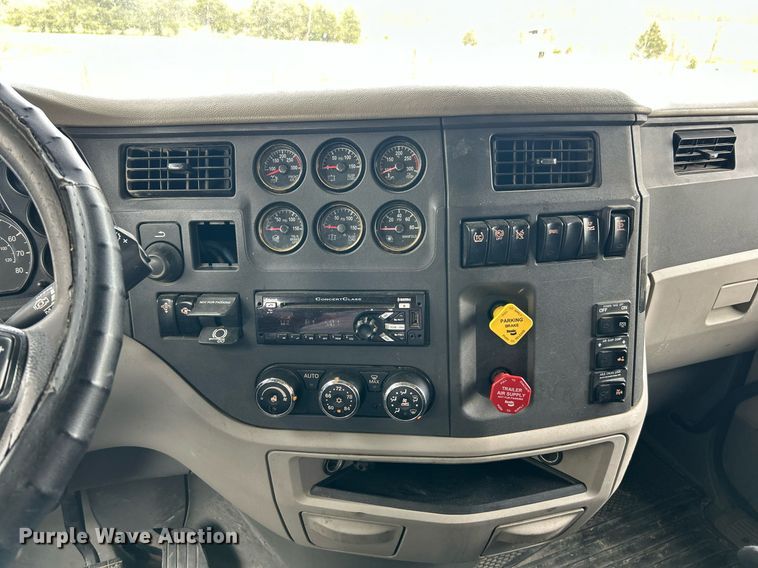 image for item EK2898 2019 Peterbilt 579 semi truck