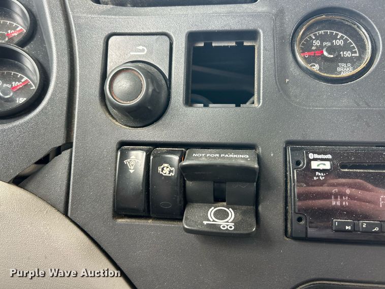 image for item EK2898 2019 Peterbilt 579 semi truck