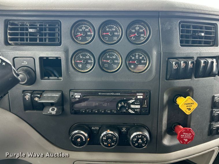 image for item EK2898 2019 Peterbilt 579 semi truck