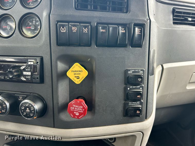 image for item EK2898 2019 Peterbilt 579 semi truck