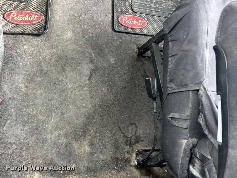 image for item EK2898 2019 Peterbilt 579 semi truck