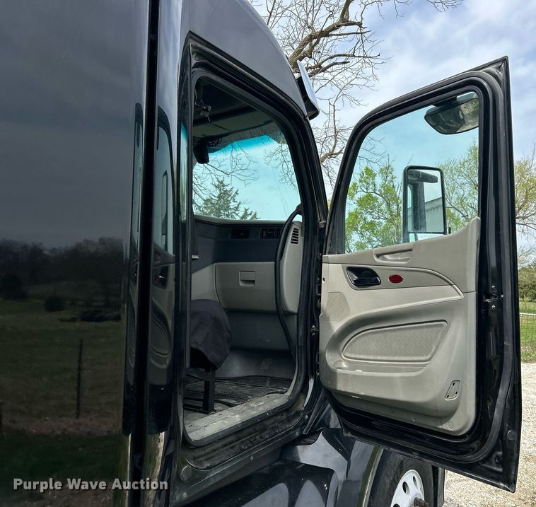 image for item EK2898 2019 Peterbilt 579 semi truck