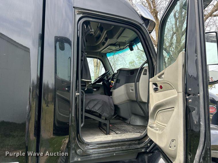 image for item EK2898 2019 Peterbilt 579 semi truck