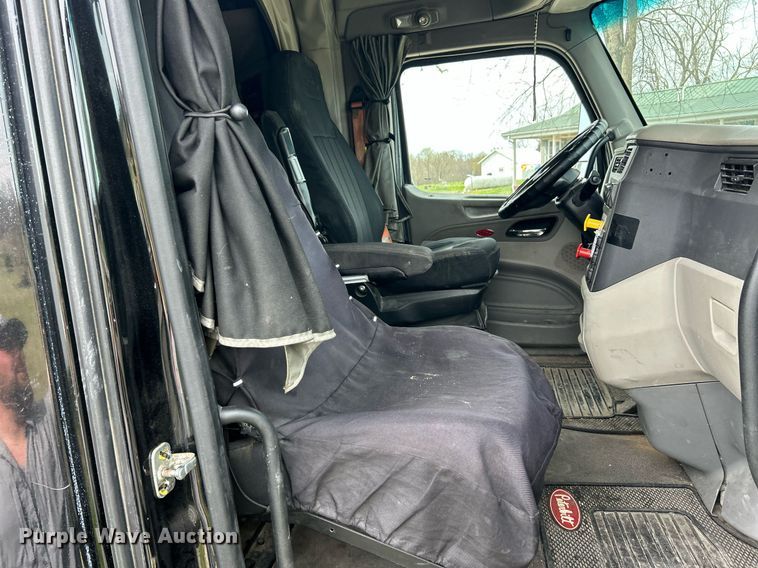 image for item EK2898 2019 Peterbilt 579 semi truck