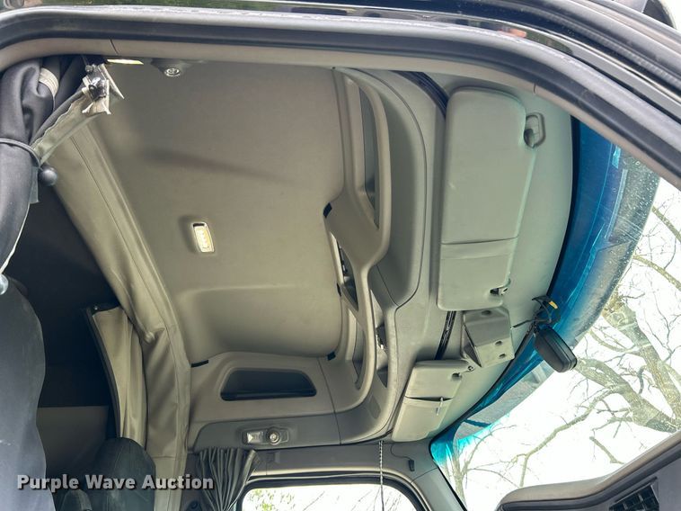 image for item EK2898 2019 Peterbilt 579 semi truck