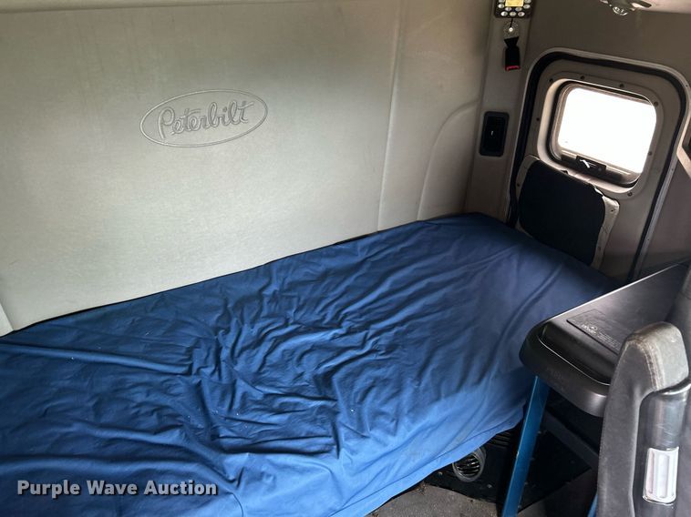 image for item EK2898 2019 Peterbilt 579 semi truck