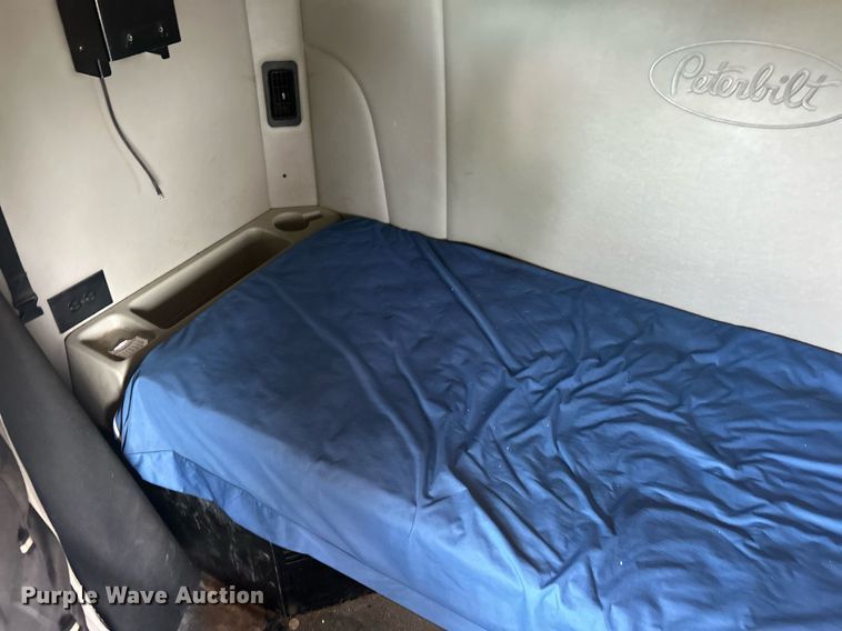 image for item EK2898 2019 Peterbilt 579 semi truck