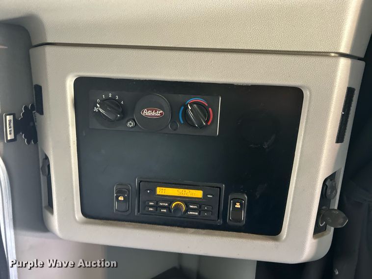 image for item EK2898 2019 Peterbilt 579 semi truck