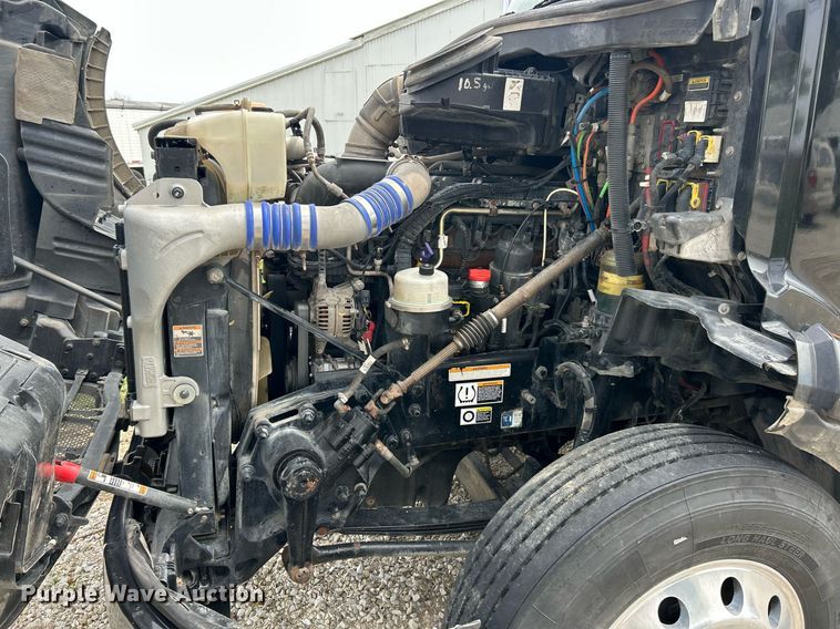 image for item EK2898 2019 Peterbilt 579 semi truck