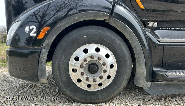 image for item EK2898 2019 Peterbilt 579 semi truck
