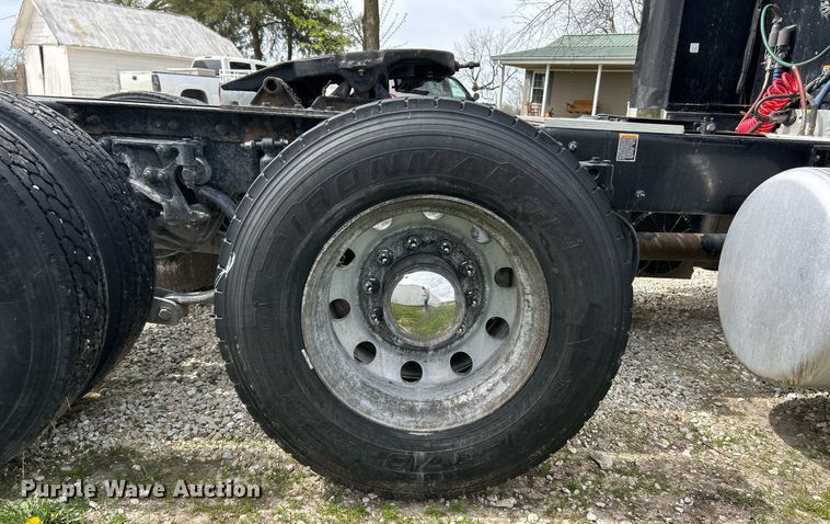 image for item EK2898 2019 Peterbilt 579 semi truck